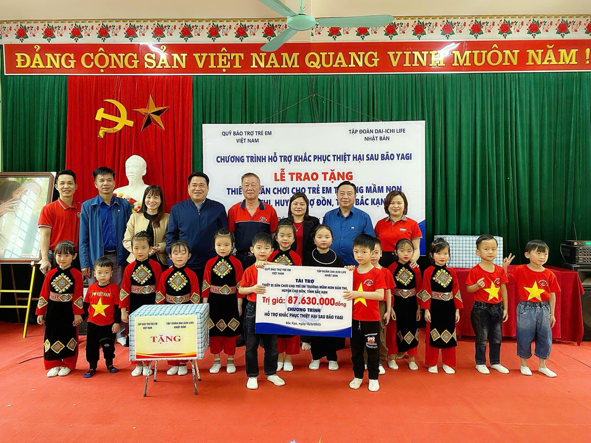Ngày 13/3/2025, Quỹ Vì cuộc sống tươi đẹp của Dai-ichi Life Việt Nam phối hợp cùng Quỹ Bảo trợ Trẻ em Việt Nam đến thăm và trao thiết bị sân chơi và bánh kẹo trị giá hơn 87 triệu đồng cho các em nhỏ Trường Mầm non Bản Thi, Huyện Chợ Đồn, Tỉnh Bắc Kạn